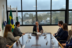 Imagem com a foto do Ministro Fachin sentado à mesa com personalidades representantes das catergorias da Defensoria.