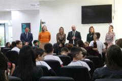 Imagem com foto da visita de crianças da rede municipal de Curitiba ao Fórum Descentralizado de Santa Felicidade.