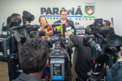 Imagem do Defensor Público-Geral, Matheus Munhoz cedendo entrevista para diversar emissoras de televisão.