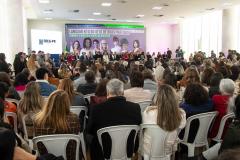 Na imagem se vê em primeiro plano o público no lançamento do Selo de Boas Práticas e ao fundo o palco com as autoridades. 