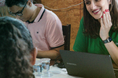 Foto colorida vertical em que se vê a equipe da Defensoria Pública prestando atendimento à população da Comunidade 29 de Março. 