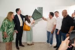 Foto colorida horizontal em que se vê autoridades descerrando a placa inaugural do Posto de Atendimento da DPE-PR em Matinhos.
