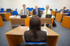 Imagem horizontal colorida em que se vê candidata realizando a Prova Oral do V Concurso para Defensor(a) Público(a) do Paraná. 