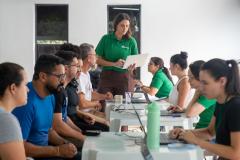 Imagem horizontal colorida mostra público assistido recebendo orientação jurídica da equipe da DPE-PR em Mutirão. 