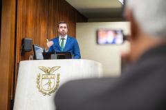 Defensor Público Geral discursa na tribuna da Assembleia Legislativa durante sessão solene. 