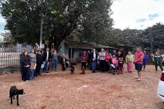 Imagem mostra um grande grupo de pessoas posando para foto antes do trabalho de campo do NUFURB em comunidade em Foz. 