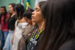 Mulheres indígenas rezam pelas suas ancestrais durante o evento de 1 ano do observatório de violência contra as mulheres indígenas do Paraná. 