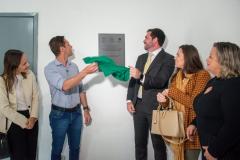 Autoridades descerram a placa de inauguração da sede da DPE-PR em Pontal do Paraná.