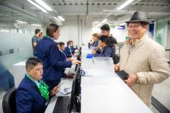 Senhor idoso de chapéu é atendido no posto do Poupa Tempo do Governo do Estado.