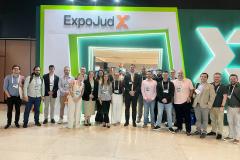 Defensores e Servidores da DPE-PR posam em frente à entrada do EXPOJUD 2025.