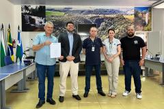 Imagem mostra autoridades posando com acordo de aluguel social celebrado em Faxinal.