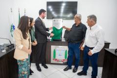Autoridades fazem o decerramento da placa alusiva à inauguração. 