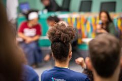 Estudantes do ensino médio acompanham debates sobre raciscmo com equipe da Defensoria Pública do Paraná. 