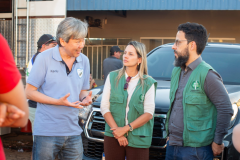 Defensora Pública Ingrid Lima e Defensor Público Fernando Redede conversando com equipe local sobre a atuação da Defensoria