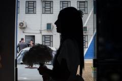 Silhueta de uma das noivas que se casou no projeto Casando Diretos. Ao fundo a Penitenciária de Francisco Beltrão. 
