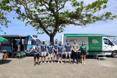 Equipe da Defensoria Pública do Paraná posa em frente à Van de Direitos durante a Operação Verão Maior em Matinhos. 
