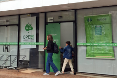 Mulher e criança vistos de longe chegam à sede da DPE-PR em Maringá para participar de Mutirão; 