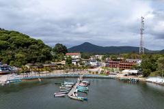 Imagem mostra a cidade de Guaraqueçaba vista de cima. 