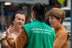 Psicóloga da Defensoria Pública conversa com senhoras idosas em trabalho de orientação na Boca Maldita, em Curitiba. 