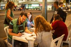 Imagem mostrar atendimento à população em situação de rua à noite.