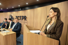 Coordenadora do Nucrise fala na abertura do evento. 