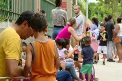 Grande fila de espera às crianças que aguardam uma vaga na creche da cidade. 

