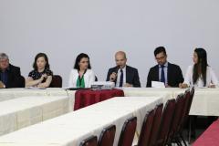 Vê-se o Dr. Eduardo Abraão, Defensor Público-Geral, sentado na mesa que compôs a abertura do evento. A sua direita está sentada a Dra. Flávia Palazzi, Diretora da EDEPAR, a Assistente Social, Gabriele Rezende, e o Ouvidor-Geral, Dr. Gerson da Sllva. 
A esquerda do DPG, está sentado o presidente da ASSEDEPAR Louis Pasteur e a Psicologa Alysha Carolyna. 