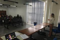 Na imagem vemos a Dra. Luciana Tramujas falando para o público presente. 