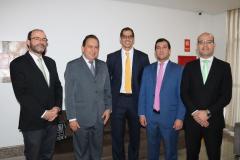 Da esquerda para a direita: Antonio José Maffezoli Leite, presidente da ANADEP; o Desembargador Yedo Simões, presidente do TJAM; Rafael Vinheiro Monteiro Barbosa, defensor público-geral do Amazonas; Marcus Edson de Lima, presidente do CONDEGE e o Eduardo Abraão, defensor geral do Estado do Paraná.