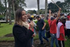 A manifestação ocorreu em frente à Prefeitura de Curitiba e contou com a presença da Dra. Olenka Lins, Coordenadora do NUFURB - Núcleo Itinerante das Questões Fundiárias e Urbanísticas da Defensoria Pública do Estado do Paraná e o Defensor Auxiliar Dr. Vitor Eduardo Tavares.