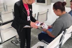 Na imagem vemos uma das voluntárias conversando com uma assistida. 
