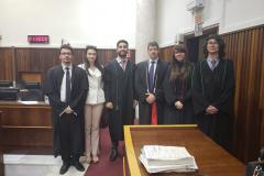 Legenda Acessível: Observa-se seis pessoas, as quais participaram do projeto Jovem Defensor no Júri. 