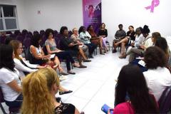 Legenda Acessível: Observa as mulheres que participaram da "Roda de Conversa", essas sentadas em circulo, aparentemente debatendo sobre o assunto. 
Foto: Assessoria de Imprensa da Adepar