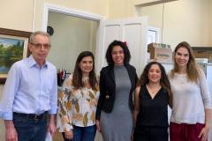 Na imagem vemos as doutoras Eliana Lopes e Patrícia Mendes com mais três pessoas. 