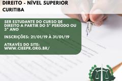 Na imagem vemos uma mão segurando uma caneta muito próxima a uma folha de papel, como se estivesse prestes a escrever algo. No canto superior esquerdo lê: ESTÁGIO Direito - Nível Superior Curitiba. Abaixo temos a seguinte descrição:"Ser estudante do curso de direito a partir do quinto período ou terceiro ano" "Inscrições:21/01/2019 à 31/01/2019",  "Através do site: ww.cieepr.org.br/"
No canto inferior direito vemos a logo da DPPR.