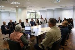 Mesa de reunião no MPPR.  