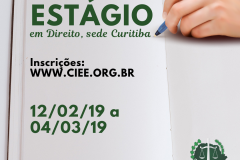 Na imagem vemos uma mão segurando uma caneta muito próxima a uma folha de papel, como se estivesse prestes a escrever algo. No canto superior lê: ESTÁGIO em Direito, Sede Curitiba.. Abaixo temos a seguinte descrição:"Inscrições: ww.ciee.org.br" , "12/02/19 à 04/03/19", "Requisitos: estudante de Direito a partir do quinto semestre". No canto inferior direito vemos a logo da DPPR.
