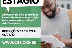 A imagem é dividida: no lado direito há um homem, com mochila nas costas aparentando ser estudante, anotando algo em um caderno que segura