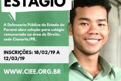 A imagem é dividida: no lado direito  um homem sorri e veste uma camisa verd Ele está feliz