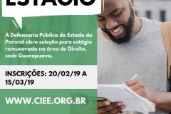 A imagem é dividida: no lado direito há um homem, com mochila nas costas aparentando ser estudante, anotando algo em um caderno que segura