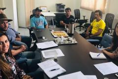 Na imagem vemos a equipe da sede Guarapuava da DPPR sentadas em uma mesa, em reunião, com os representantes das comunidades faxinalenses. 