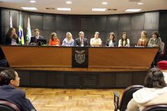 Mesa do evento sobre o combate à violência contra a mulher.