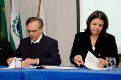O reitor da UP, José Pio Martins, e a defensora pública-geral do Estado, Josiane Fruet Bettini Lupion.