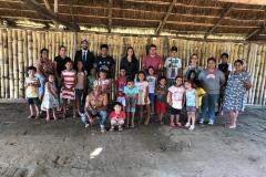 Equipe do NUCIDH com habitantes da comunidade índigena.