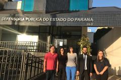Defensor público auxiliar do Núcleo da Infância e Juventude, dr. Fernando Redede, reunido com a equipe da DPE-PR em Londrina