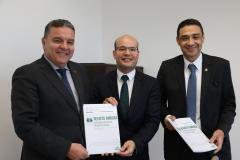 Da esquerda para direita:o presidente do TJPR, Des. Adalberto Jorge Xisto Pereira; o defensor público-geral, dr. Eduardo Abraão; e o juiz auxiliar da presidência, dr. João Manasses