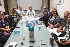 Foto da reunião, ocorrida na terça-feira (17). Na foto estão presentes: o prefeito de Foz do Iguaçu, Chico Brasileiro; a coordenadora do NUFURB, dra. Olenka Lins e Silva; e equipe. 