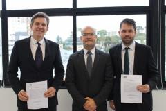 Da esquerda para a direita: o defensor público empossado, dr. Marcio Rogerio Licerre; o defensor público-geral, dr. Eduardo Abraão; e o defensor público empossado, dr. Rafael Miranda Santos.