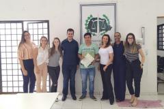 Equipe da Defensoria Pública em Cianorte: Raphael Siqueira Neves e Fernanda Luckmann Saratt (Defensor e Defensora); Ronilda Lucena Delgado e Sara de Jesus Araujo (assessoras jurídicas); Taynara Rocha Martins, Lídia Ricci Roque e Gabriela Gonçalves Mendes de Freitas (estagiaras); e o assistido Thiago Goulart.