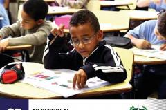 #LegendaAcessível: A imagem apresenta crianças na sala de aula, com um aluno concentrado no seu dever, em destaque no primeiro plano.

No rodapé, no canto esquerdo a data 25 Agosto, Dia Nacional da Educação Infantil e no canto direito, a logo da DPE-PR